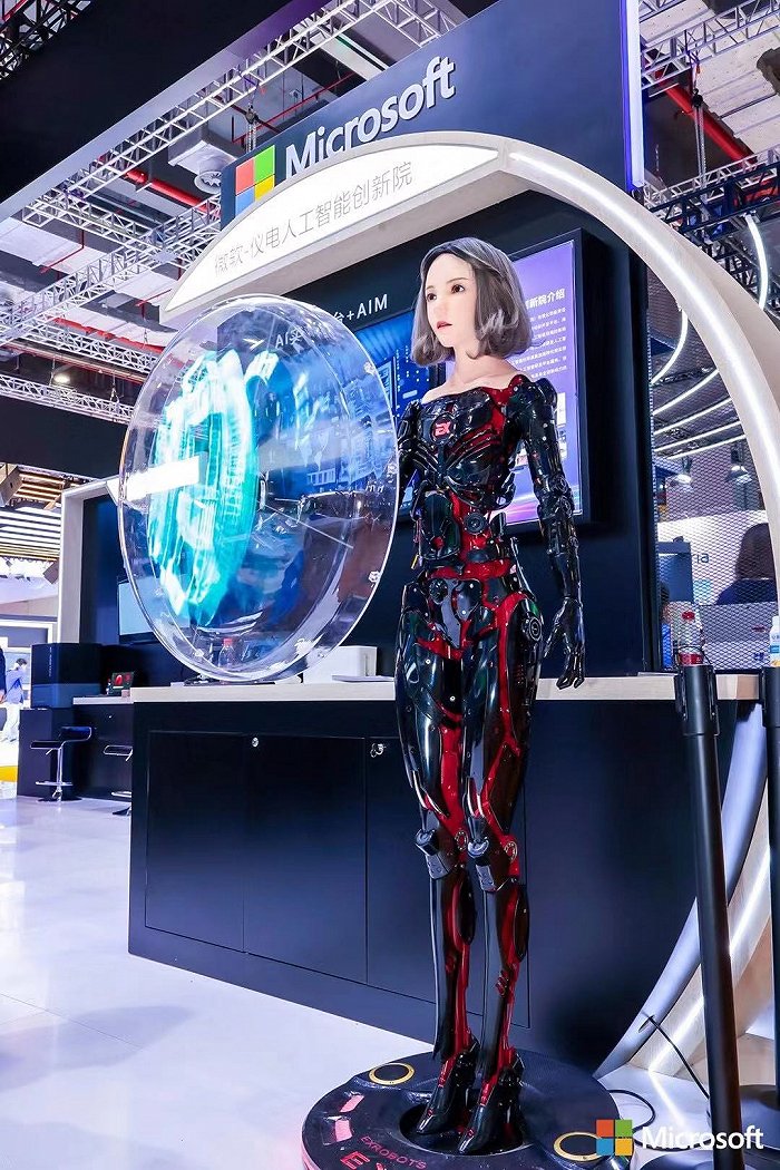 有溫度、有表情，未來(lái)舞臺(tái)的智慧新聲——進(jìn)博會(huì)上的主持與講解機(jī)器人